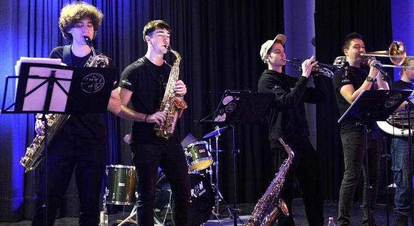 Jótékonysági koncerttel indította az évet a Past Vibes Street Band Szőnyben