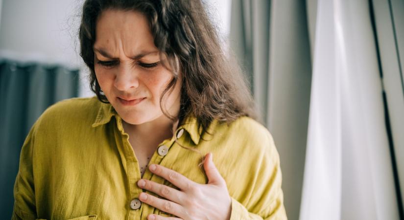 Erős szívdobogás: mikor jelez bajt? – Ezekkel a kísérőtünetekkel mentőt kell hívni