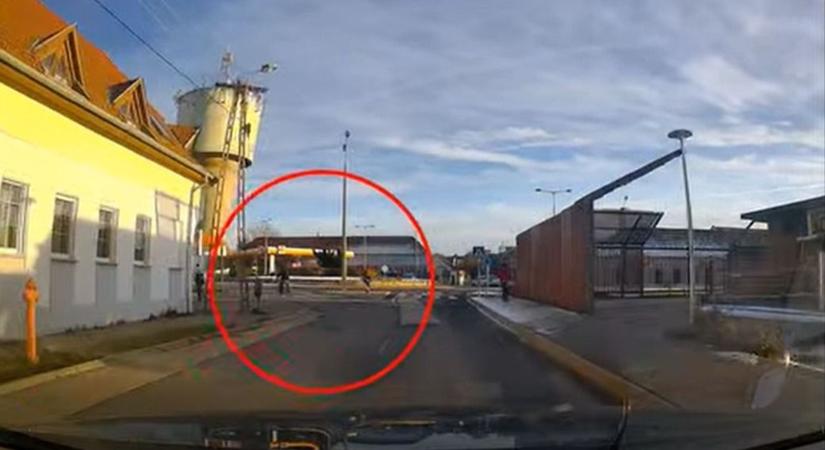 A kijáraton tekert be a körforgalomba – pechjére rendőrök is ott voltak