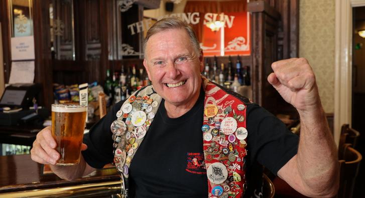 Már 24 ezer kocsmában járt, és 60 ezer sört ivott meg ez a brit férfi
