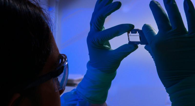 Áram nélkül képes a fény- és hőszabályozásra az átlátszó fa alapú okosablak