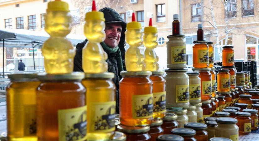 Csendes téli nap a szekszárdi piacon, sonka és méz a kínálatban