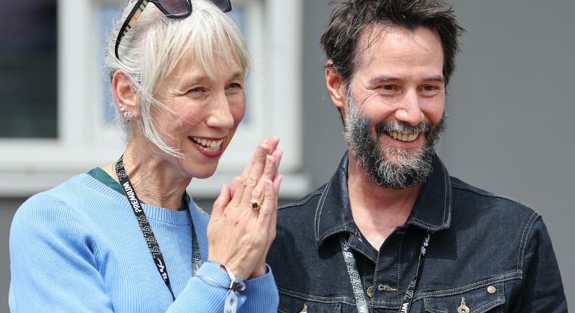 Mindenki erről beszél: Keanu Reeves és szerelme majd’ felfalták egymást a Rockefeller Center jégpályáján