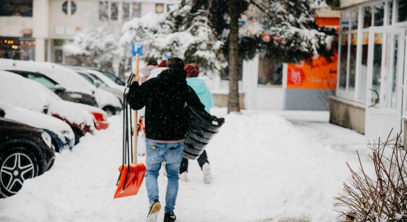 Csíkszereda: kötelesség az ingatlan előtti járdáról a hó eltakarítása