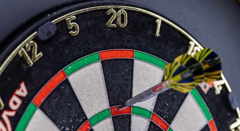 Dobj a tripla húszra! Elindult a tatabányai darts liga