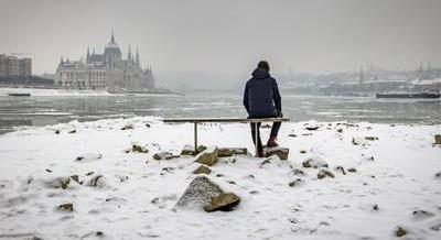 Jégtáblák hipnotikus keringője – Így zajlik a jég a Dunán Budapestnél