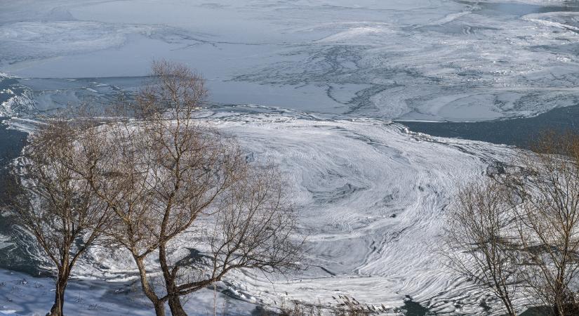 Lezárják a Tiszát, a folyóvizek jegére lépni tilos