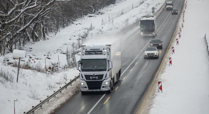 Ráfutásos baleset történt az M1-esen, több kamion ütközött