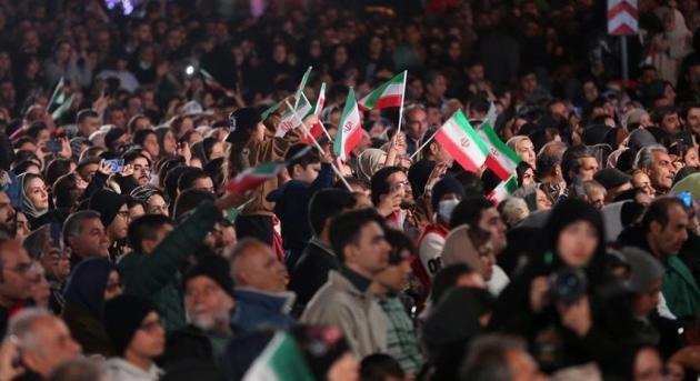 Az iráni tüntetések vezetője kormányzati intézmények és nagykövetségek elfoglalására szólított fel