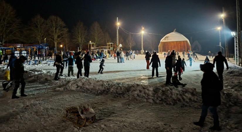 Kis falu nagy sikere: itt is korcsolyázhatsz a Jégpályák Éjszakáján! (galéria, videó)