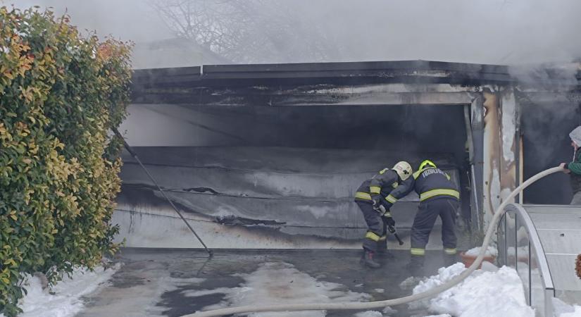 A lángok martalékává vált több garázs Kiskunhalason – fotók