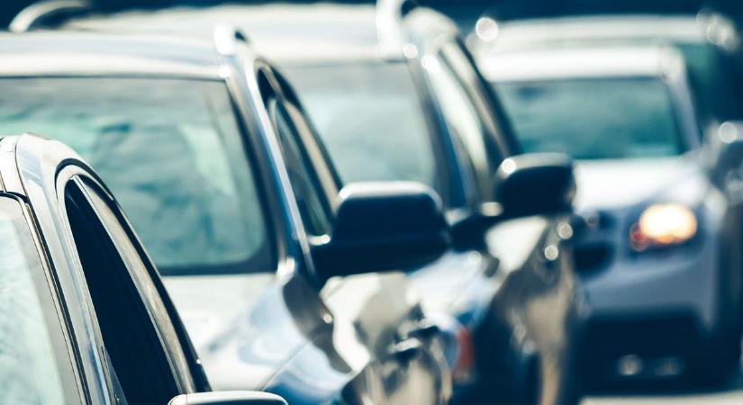 Beállt a forgalom az M1-es autópályán, több kilométeres a kocsisor