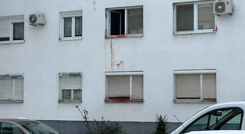 Vérnyomok a panel oldalán - titokzatos körülmények között zuhant ki egy férfi az elsőről (fotók)