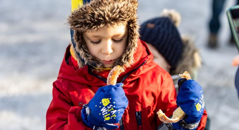 Édes élmények a környei búcsún: így sül az igazi erdélyi kürtőskalács