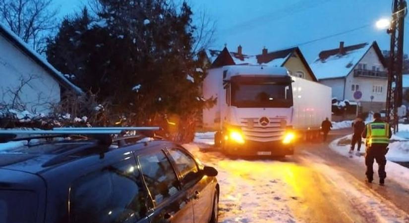 Nyílt levélben támad, miközben a városházán kellene megoldania