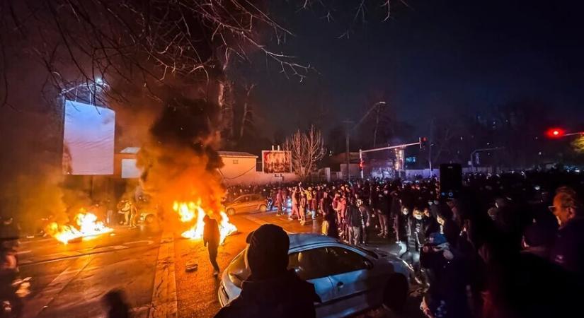 Irán közel 2000 halálesetről számolt be a tüntetéseken