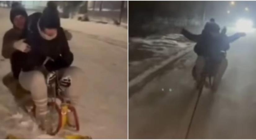 Videón a tragikus szánkózás: kocsival húztak két fiatalt, leestek, a mögöttük érkező autó áthajtott rajtuk Szerbiában