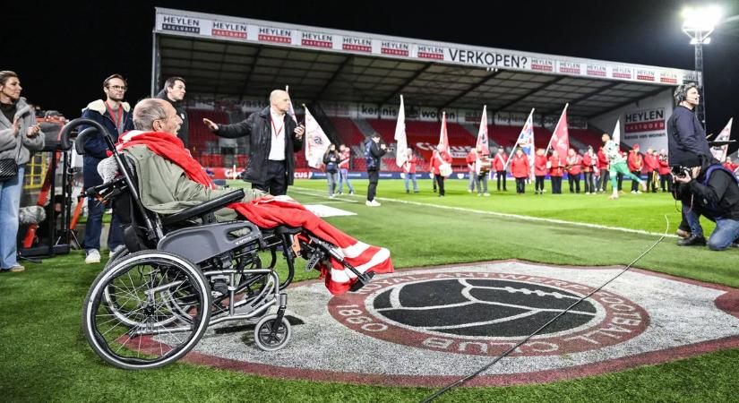 Szívszorító utolsó látogatás: a nagybeteg magyar futball-legendát ünnepelték a pálya szélén - Videó