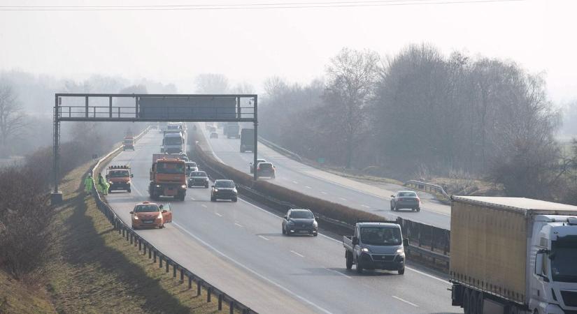 Hatalmas karambol az M1-esen: három kamion ütközött