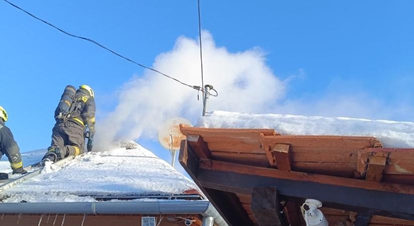 Nézz a fejed fölé, ha Pécsen sétálsz: a katasztrófavédelem is beavatkozott a vasútállomásnál