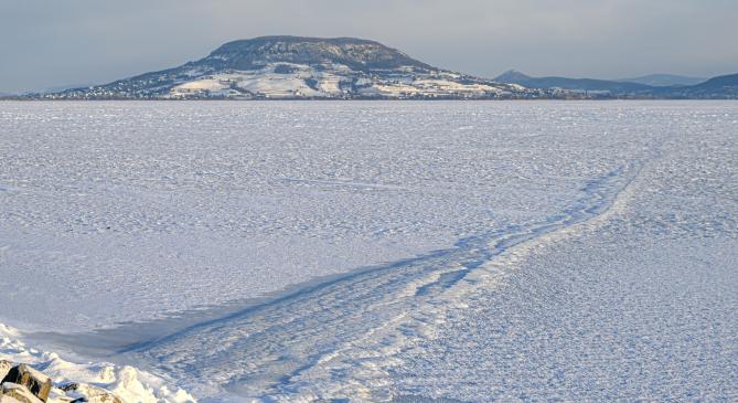 Kettérepedt a Balaton jege Balatonfenyvesnél