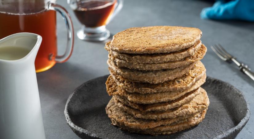 Így készíts egyszerű tojás nélküli palacsintát, maradék almával