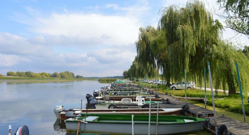 Kikötő- és kempingfejlesztés indul a Tisza-tónál – Több mint 90 méteres gyalogos híd épül Tiszaderzsen