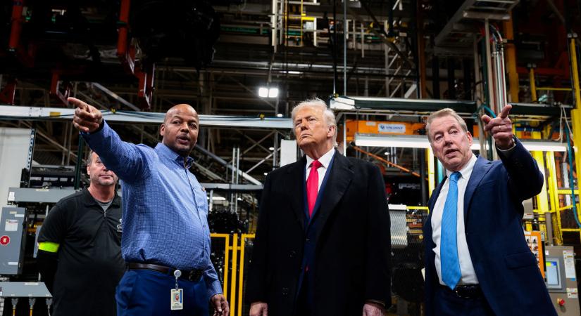 Donald Trump ellátogatott egy gyárba, majd kiabálva bemutatott a neki üvöltöző dolgozónak