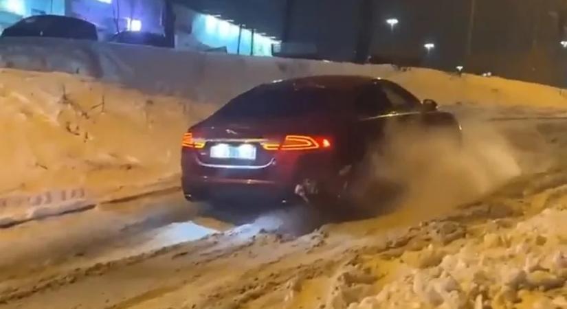 Kigyulladt, annyira küzdött a havas emelkedővel egy luxusautó