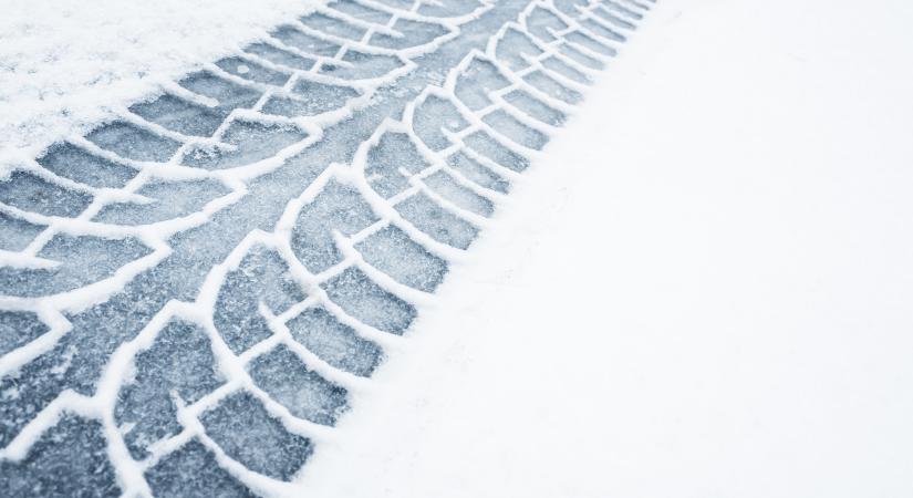 Tarolt a kamion a havas autópályán – videó