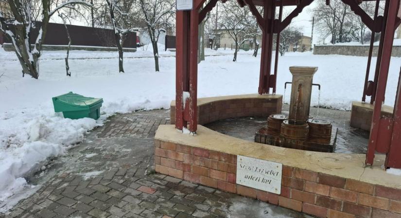 Egy apró mozdulat, és kész a jégpálya – Újszászon megelőzték a baleseteket