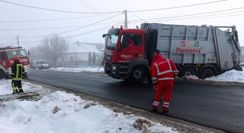Szemétszállító csúszott meg a jeges úton! Ismét szükség volt a tűzoltókra