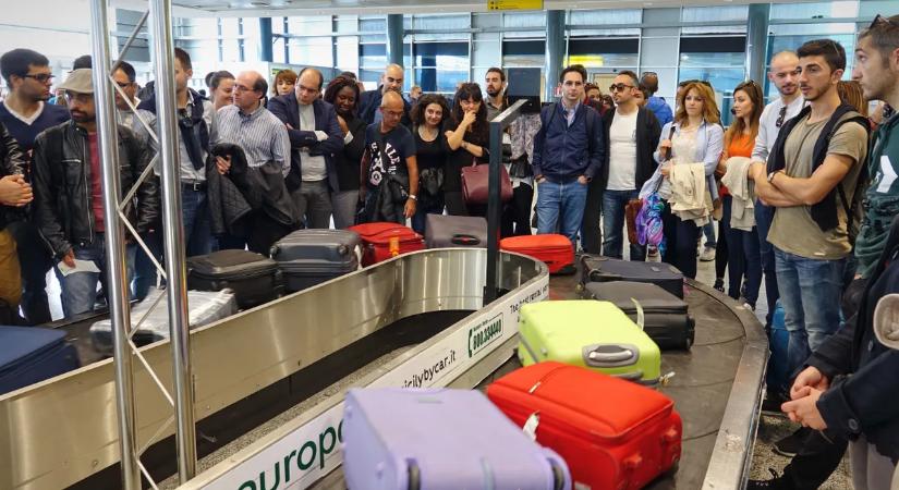 Te is „poggyászleső” vagy? Egy új, különösen bosszantó trend terjed a reptereken