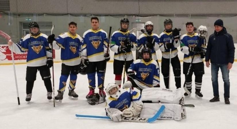 Tanulságok, pofonok, sikerek: nagyot harcoltak a pécsi hokisok