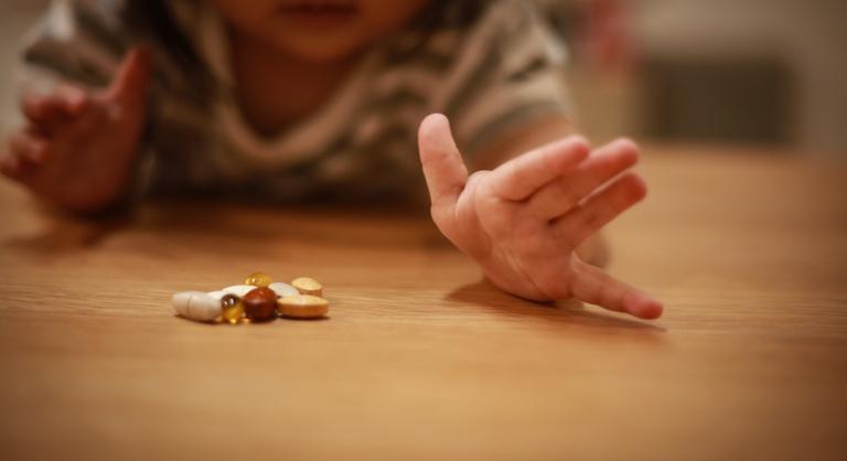 Láthatatlan veszély a szülőknek: több száz gyógyszermérgezés történik a gyerekszobákban