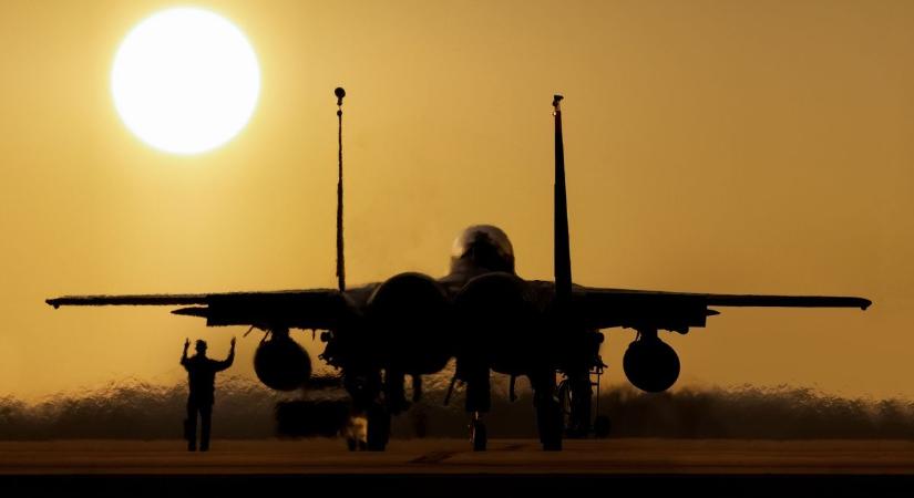 Megkezdődött: Amerika evakuálja az embereit, mindenki az iráni légicsapásra készül – kritikus órák következnek