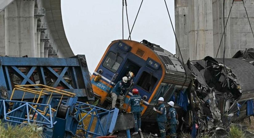 Brutális baleset Thaiföldön: több tucat emberrel végzett a vonatot kettévágó daru – képgaléria