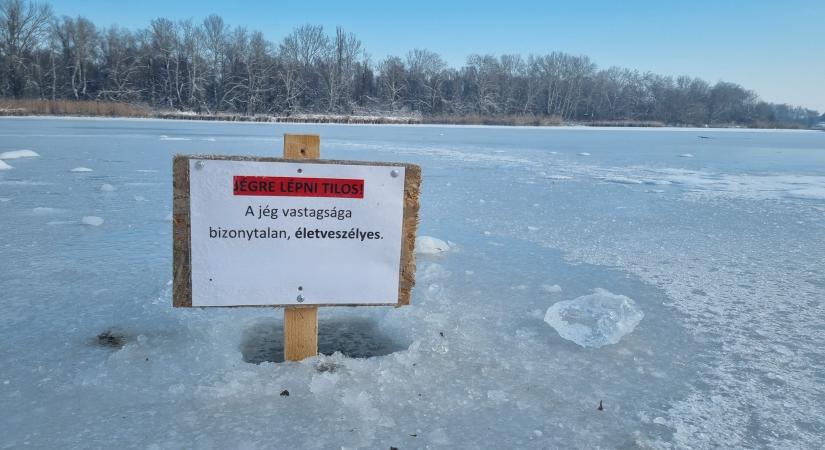 Enyhül az idő, de a folyók jegére lépni életveszélyes – a Tiszát lezárták a hajóforgalom előtt