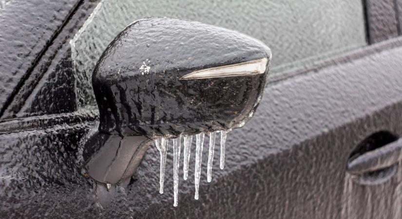 Csúszós utak és járdák nehezítik a közlekedést a településen