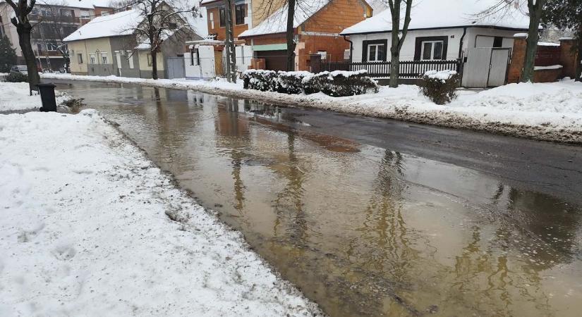 Vízben úszik a szolnoki Rákóczi út, már dolgoznak a szakemberek az elhárításon