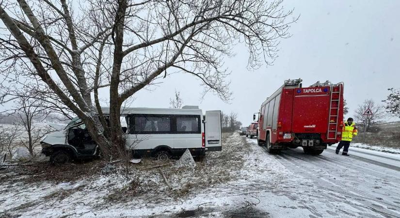 Sok volt a baleset, a rendőröknek és a mentőknek is adott munkát a cudar időjárás