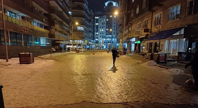 Jégmezővé vált Erzsébetváros: korcsolyázni lehet a Madách térnél!