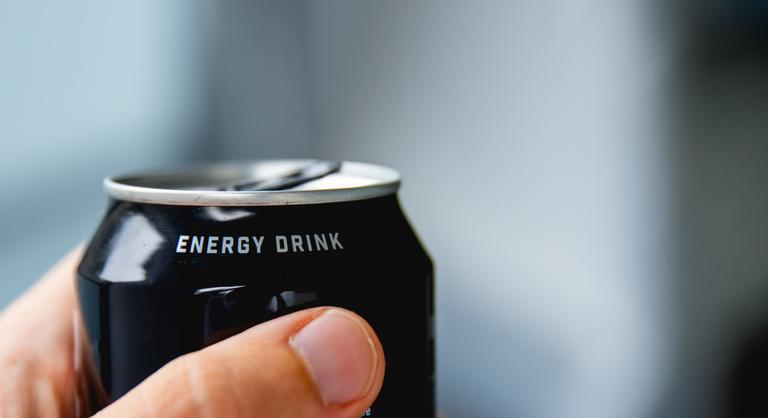 Tovább szigorították az energiaital értékesítésének szabályait