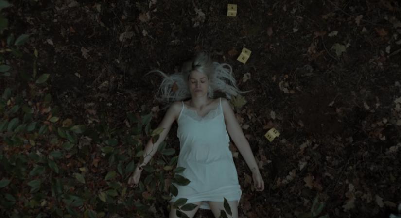 Sokkoló eszközökkel, érzelmi hitelességgel hat a klip