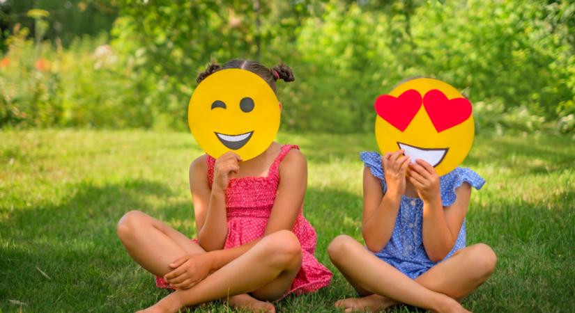 Szakértők figyelmeztetnek: az emojikkal kitakart fényképek nem védik meg a gyerekeket az online fenyegetésektől