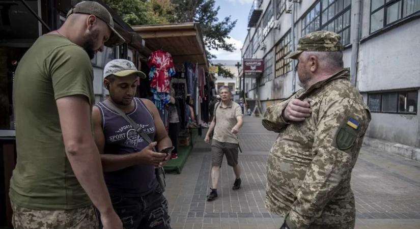 Kényszersorozás Odesszában: a boltból kilépő fiatalt azonnal autóba tuszkolták