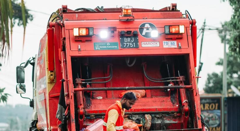 Folyamatosan dolgoznak a kukásautók az országban