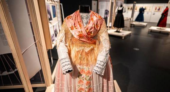 Kinek a ruháját viselem? – Különleges mentálhigiénés foglalkozások és kerekasztal-beszélgetés búcsúztaják a Néprajzi Múzeum tárlatát