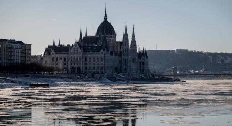 Ez még nem a jégkorszak, de már előbújtak az alufólia-sisakosok és a laposföldhívők