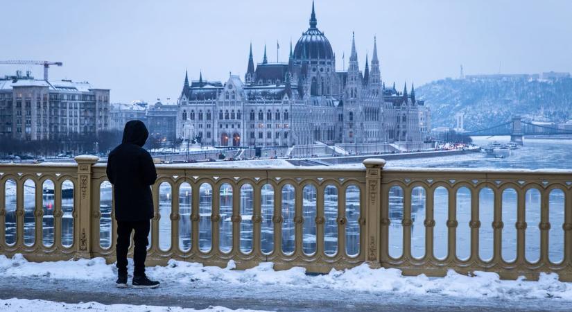 Enyhül az időjárás, de az ónos eső még velünk marad